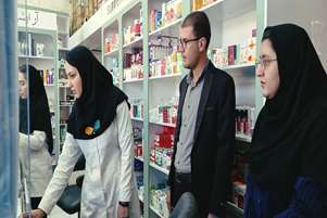 بازدید سرپرست بنیاد شهید شهرستان بختگان از داروخانه ها و مراکز درمانی طرف قرارداد با بیمه دی