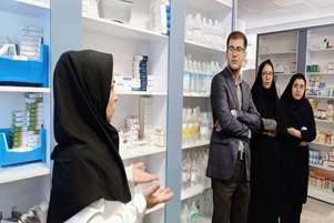 بازدید مشترک شبکه بهداشت و بنیاد شهید شهرستان بختگان از مراکز و داروخانه‌های طرف قرارداد بیمه «دی»